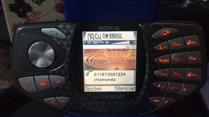 Antigo Nokia N-gage Recebendo Ligação em 2026