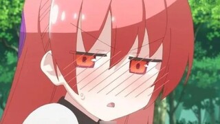 ภรรยาโอบกอดตัวเองและเข้าร่วมเทศกาลฤดูร้อนด้วยกัน