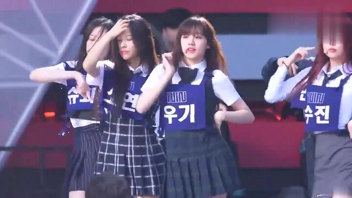 سونغ يوتشي تقدم رقصة ساخنة وجذابة مباشرة، وحتى بدون مكياج تبدو رائعة للغاية!