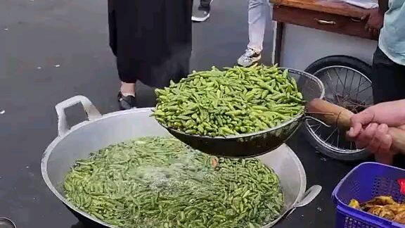 CABE DIGORENG DAN DIULEK DALAM 1 COBEK BESAR, JAJANAN KULINER APA INI MENURUT KALIAN?