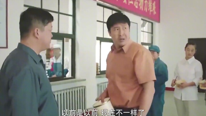 Utara: Antri lama banget di kantin pabrik, tapi antrinya nggak bergerak-gerak—detik berikutnya langs