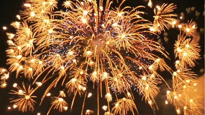 Japan’s Largest 4-Shaku Tama Firework vs. Russian Fireworks