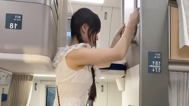 “Xiaozi TV” is so excited—this is their first time sleeping in a high-speed train sleeper berth.