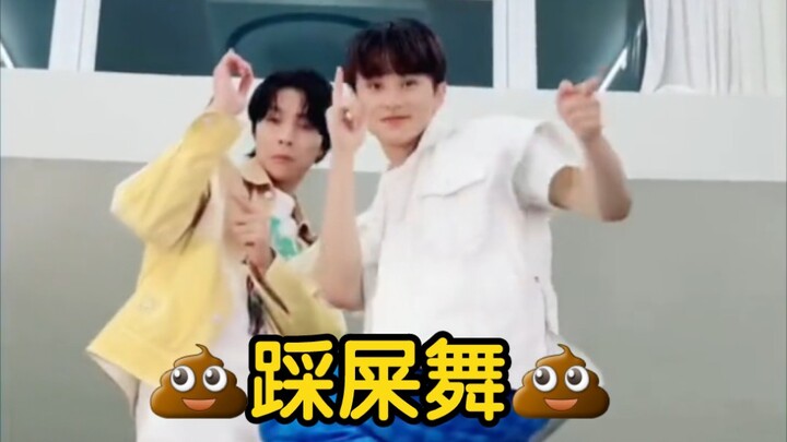 【NCT】จอห์นนี่และมาร์คเต้นเพลงฮิตติดหูของเกาหลี “เหยียบขี้เข้าแล้ว”