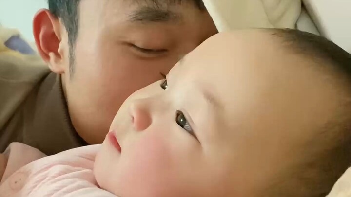 Si bayi cerewet, setiap hari begitu membuka mata mulutnya langsung ngomong terus tanpa henti, sama s
