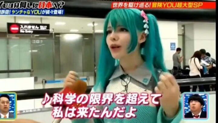 Hatsune Miku's real voice? Japanese reporter interviews Russian cosplayers on the street