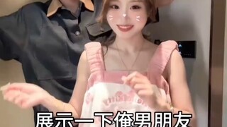 Gadis memamerkan gaun kecil yang diberikan pacarnya, setiap set sangat pas, sungguh bahagia sekali