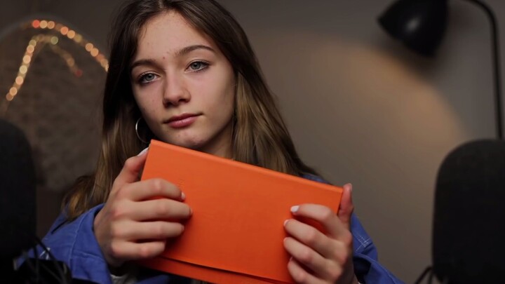 [Immersive Makeup Nanou] Gentle Amidst Roughness — Sister Gently Taps a Hard-Shell Laptop to Trigger