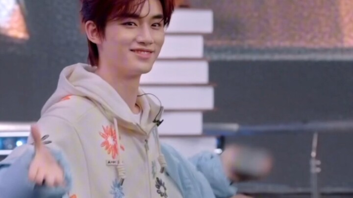 Di balik setiap kali para tamu terkejut, Ding Chengxin memanfaatkan setiap detik untuk berlatih mena