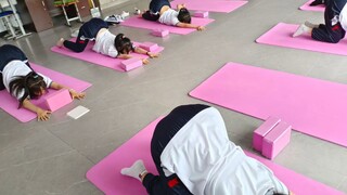 Siswa SMA berlatih yoga 4