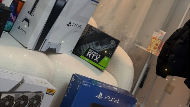 My girlfriend set up a whole bunch of surprises for me, but all I felt was… a shock!