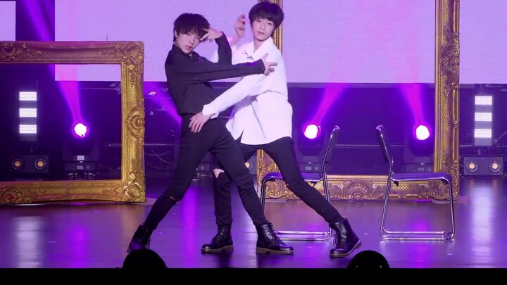 The couple's chair dance is called "Be Natural," a stage version of Zhu Zhixin. You're not shy at al