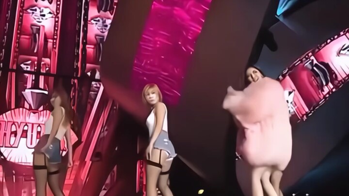 This girl idol’s dancing outfit is actually by Valentino!