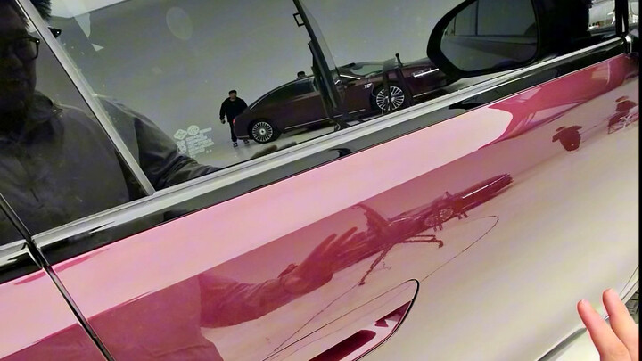 Pintu mobil AITO M8 dilengkapi dengan catu daya cadangan dan sakelar mekanis