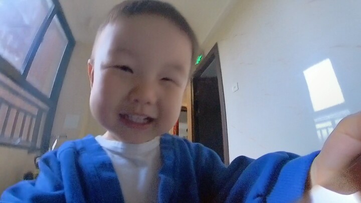 ให้กล้องกับลูกน้อย แล้วมาดูวิดีโอเซลฟี่ประจำวันของเขา