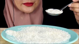 ASMR RAW RICE EATING || MAKAN BERAS MENTAH PAKE CENTONG || ASMR INDONESIA