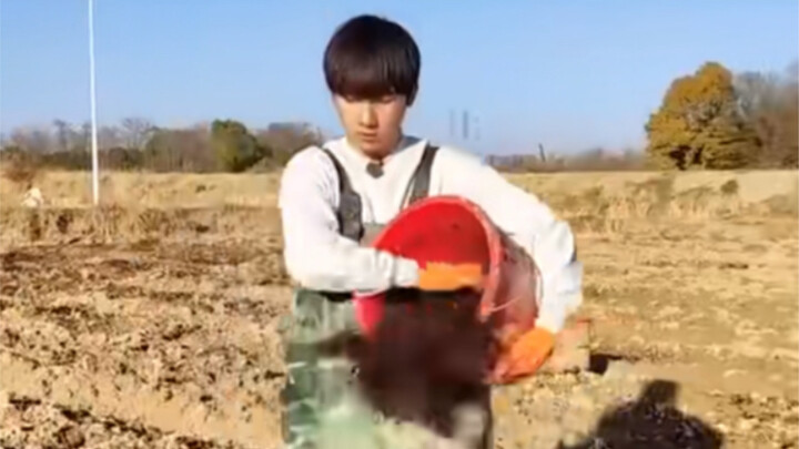 Hahaha, tham gia “Làm Nông” hơn hai tháng mà kỹ năng trồng trọt đã nhuần nhuyễn như mây trôi nước ch