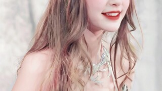 Cứu với...những bông hoa nhỏ ở lớp trước dễ thương quá!