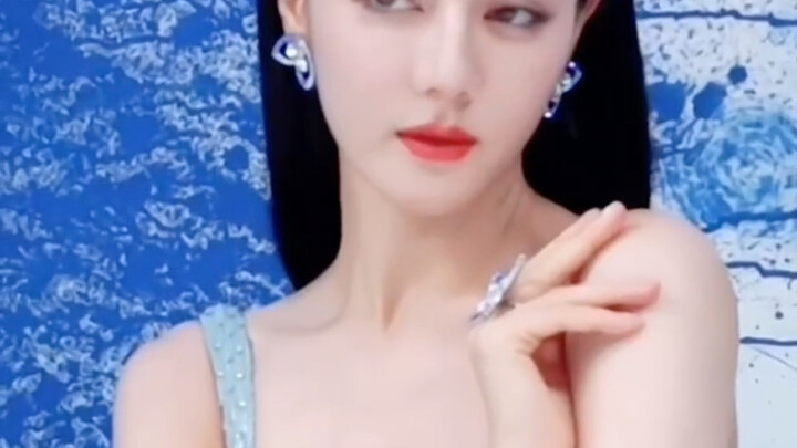 [Dilraba Dilmurat] It’s not an exaggeration to say that she is a mermaid, right?