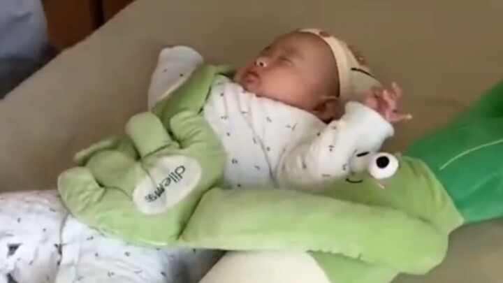 Video đàn ông Trung Quốc dỗ con ngủ gây sốt khắp mạng quốc tế