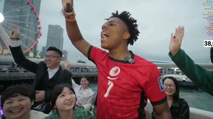 Speed melambaikan tangan ke arah kerumunan di atas perahu di Hong Kong dan berkata, "Halo, kawan-kaw