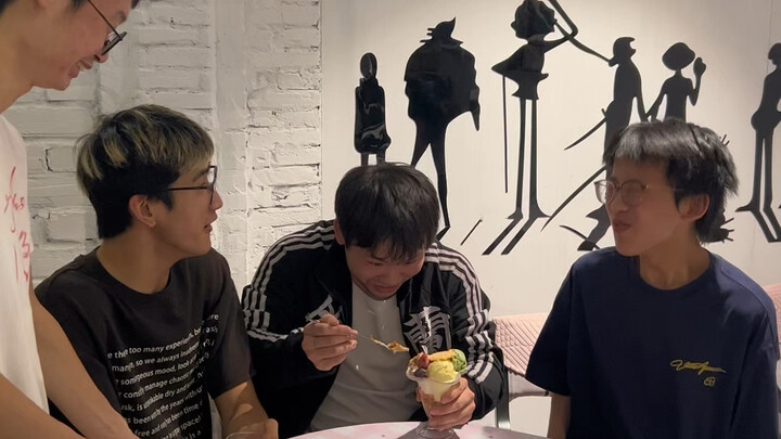 Berpakaian ala Jepang pergi ke restoran pelayan