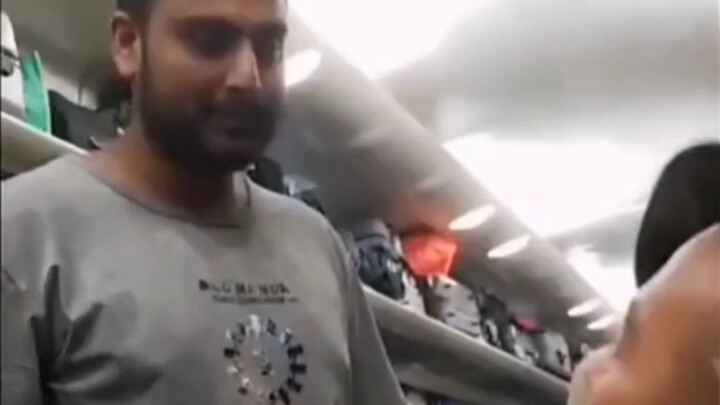 When the young man meets a Pakistani friend on the train, he feels the warmth of China’s friendship.