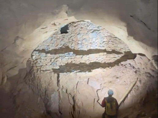 Diễn biến tiếp theo sau khi phát hiện thang leo núi và bức tường đá do rết tạo ra trong hang động
