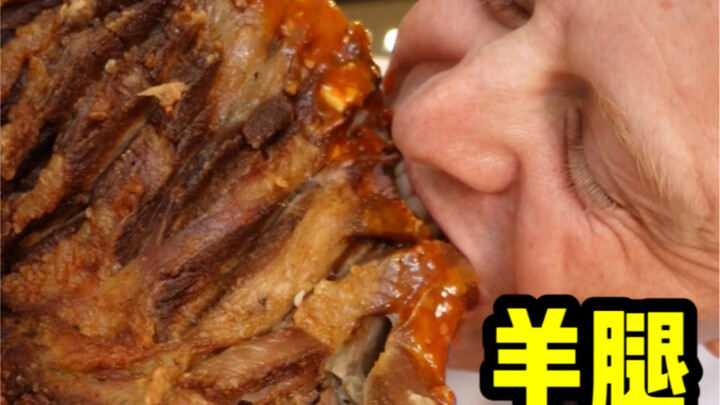 A whole big lamb leg paired with chilled watermelon and cold noodles—summer doesn’t get much happier