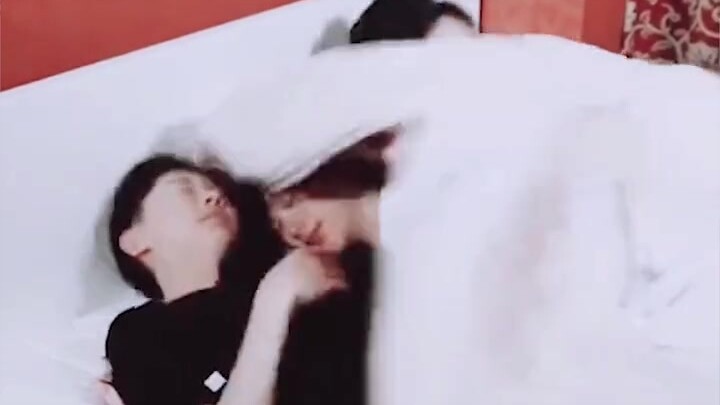 ฉีซิน - กลุ่มผู้ปกครองนอนยังไง? พี่หม่าเอาแขนให้พี่ติงหนุนเป็นหมอนตลอด แล้วก็เบียดเข้าไปในอ้อมแขนของ