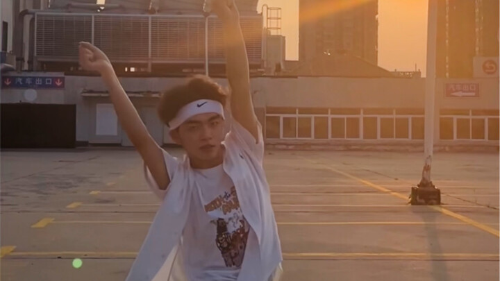 Attention-newjeans boys dance under the sunset! Congratulations to the Whale sisters for their debut