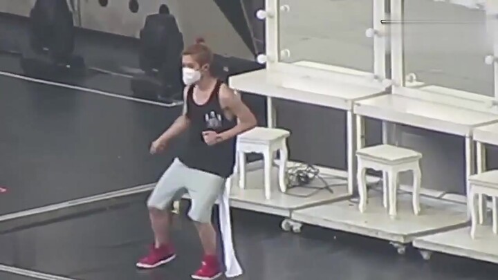 Former EXO member Lu Han’s solo rehearsal: Our group’s beloved “pet,” Lu Han—his younger brothers ar