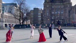 【象王行】英国快闪_占据一方广场的爱丁堡大学中国舞团
