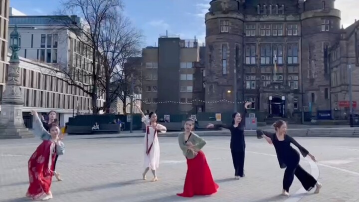 【象王行】英国快闪_占据一方广场的爱丁堡大学中国舞团