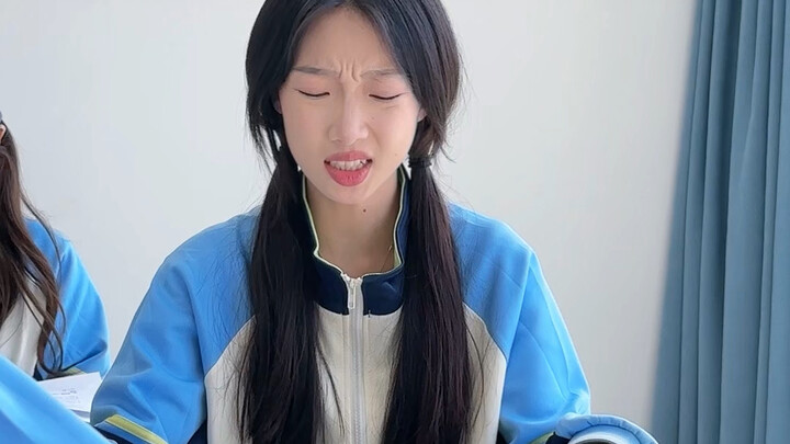 Cô giáo có lẽ cũng không biết, cô chỉ giảng bài bình thường thôi, vậy mà tự dưng lại có một cô bé yê