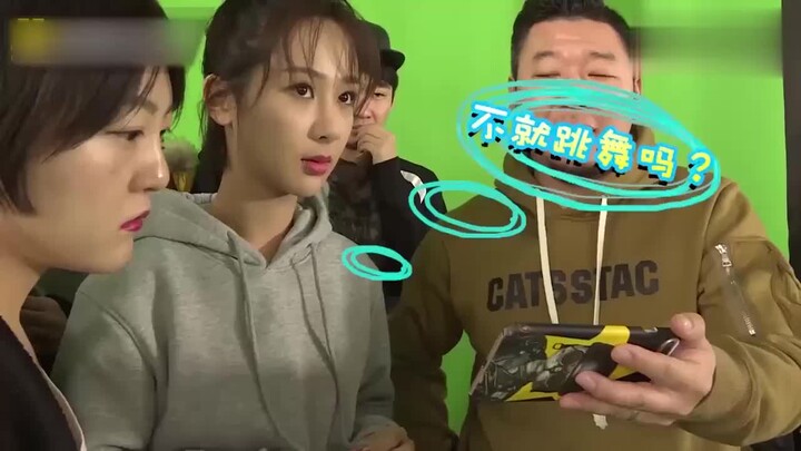 Yang Zi can't dance, so she just awkwardly dances—but she's actually pretty good at it!