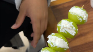 I actually found milk skin candied hawthorns in Chongqing, where milk skin isn't typically available