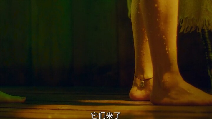 قالت الفتاة الصغيرة عفوًا: "حذار من قرد الماء!" فكانت سببًا في غرق أختها في أعماق البحر. بعد سنوات، 