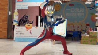 小伙国庆节穿赛罗去漫展