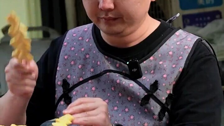 Cho người đóa hồng, tay còn thơm hương.