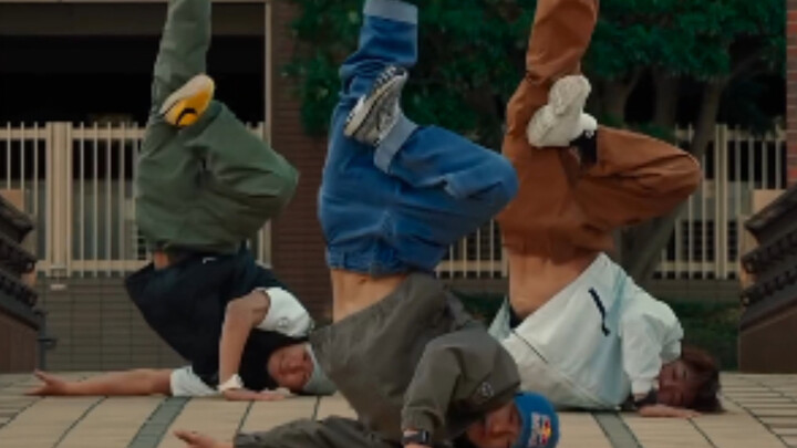 Kemampuan menari dan kualitas editing pasca-produksi ini gila banget!