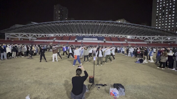 هذا هو هرمون معهد هاربين للتكنولوجيا، لنرقص معًا ونغني "يوم بلا غروب" معًا!