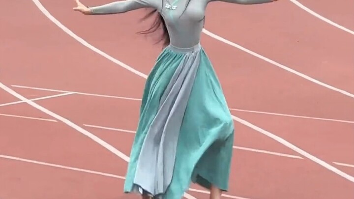 A simple, unadorned Mongolian dance creation #TrottingHorse#MongolianDance#EthnicDance – showcasing 