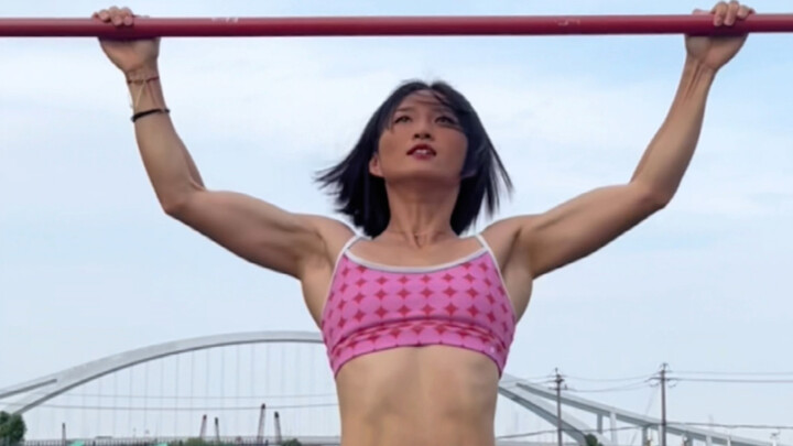 Seorang mahasiswi mengikuti lomba pull-up di kampus dan meraih juara pertama