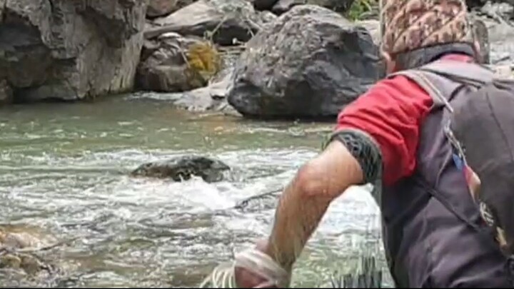 cast net fishing in Nepal | himalayan trout with handmade cast net |
