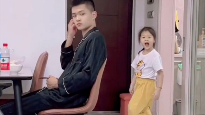 คำพูดเดียวของน้องสาวเผยให้เห็นสถานะในครอบครัว… ดูท่าการมาถึงของลูกคนที่สองยังคงไม่ใช่เรื่องเร่งด่วนเ