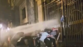American Water Festival? American students use their bodies to resist water cannons!