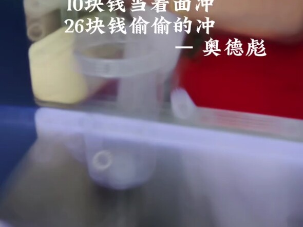 Tay pha cà phê thủ công nhìn thấy được