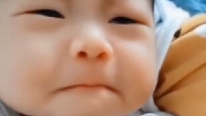 เด็กน้อย: ผมเพิ่งมา อย่าทำให้ผมตกใจนะ!