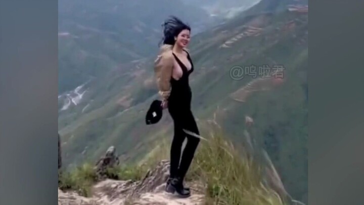 Hantu... hanya hantu yang tahu berapa kali lagi aku harus menontonnya!